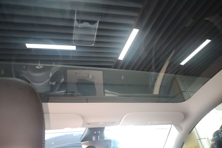 Tesla Model Y 2023 car image #18