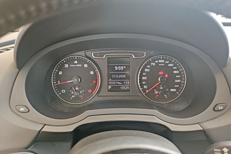 Audi Q3 2015 car image #12