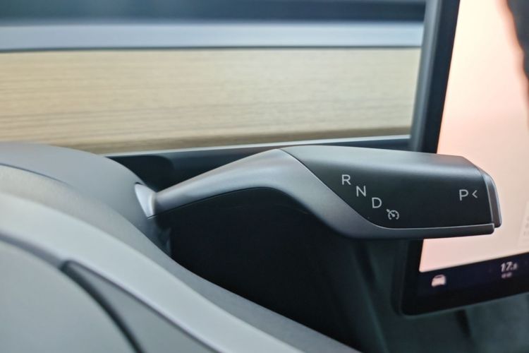 Tesla Model Y 2023 #14 Tesla Model Y 2023 car image #14