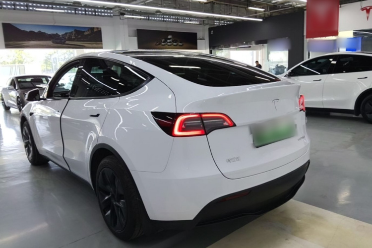 Tesla Model Y 2024 #7 Tesla Model Y 2024 car image #7