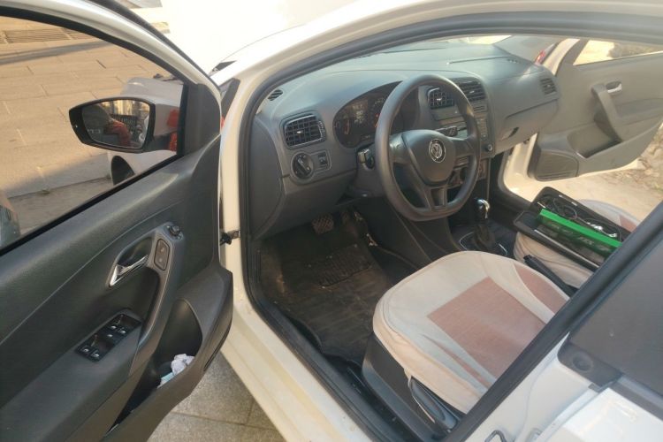 Volkswagen Polo 2016 car image #13