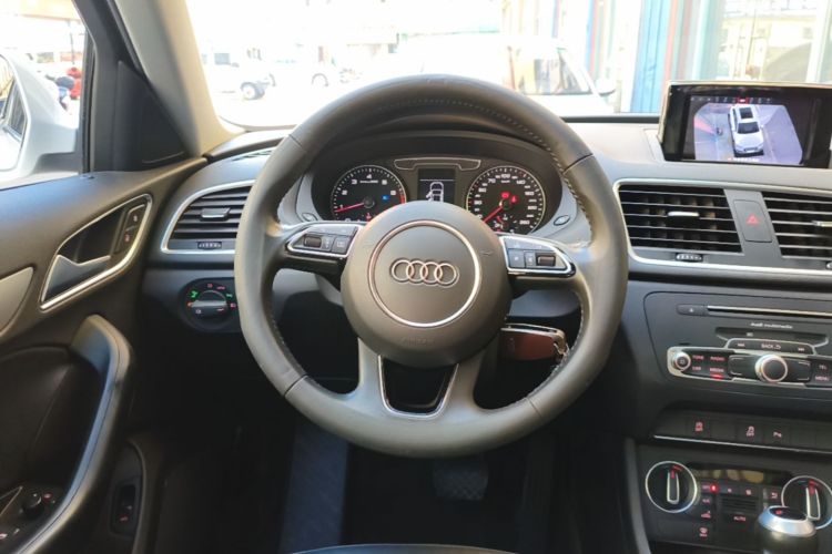 Audi Q3 2019 car image #11
