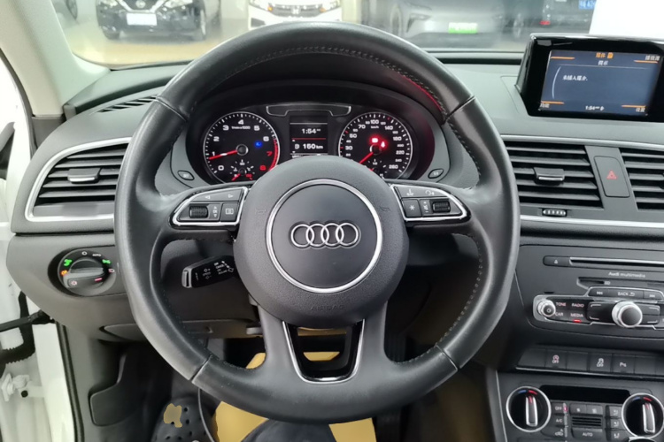 Audi Q3 2017 car image #11