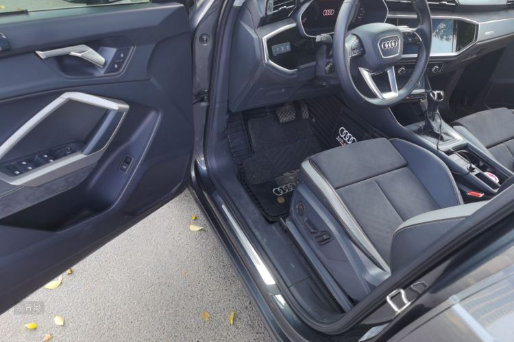 Audi Q3 2022 car image #18
