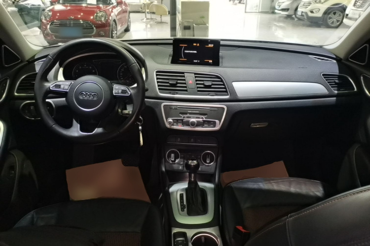 Audi Q3 2018 car image #11