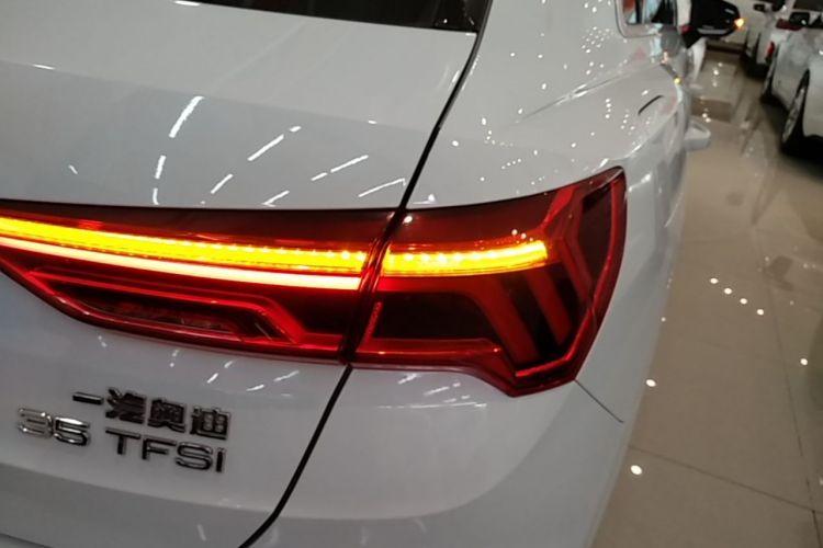 Audi Q3 2022 car image #8