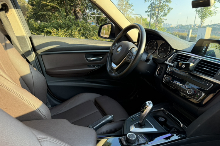 BMW 3 Series 2018 car image #14