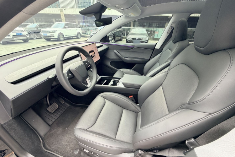 Tesla Model Y 2025 #8 Tesla Model Y 2025 car image #8