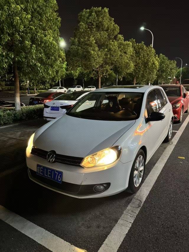 Volkswagen Golf 2012 car image 