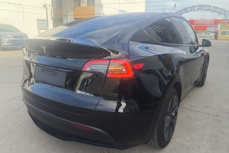 Tesla Model Y 2023 immagine di auto #7