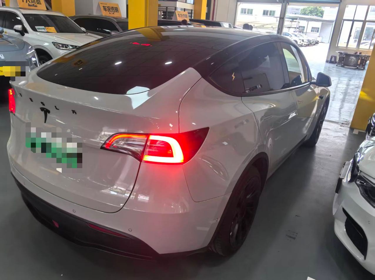 Tesla Model Y 2023 car image #6