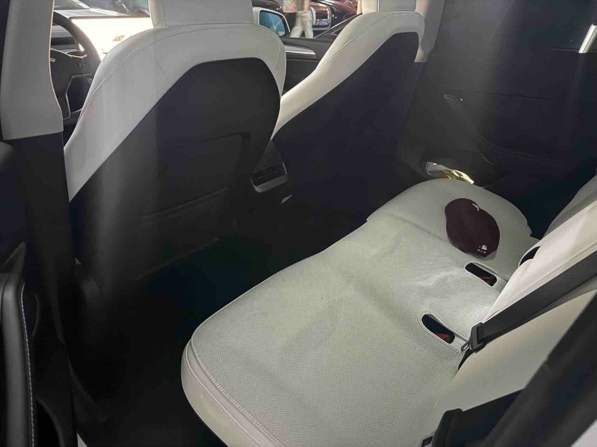 Tesla Model Y 2024 #4 Tesla Model Y 2024 car image #4