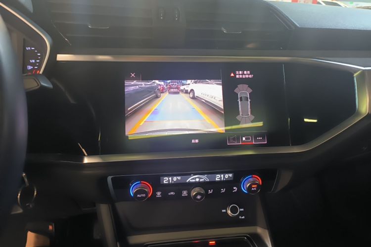 Audi Q3 2019 car image #13