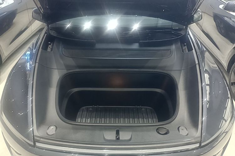 Tesla Model Y 2025 immagine di auto #20
