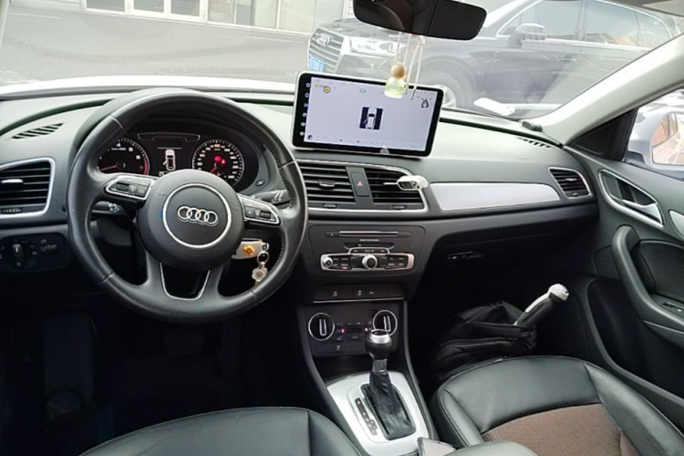 Audi Q3 2017 car image #10