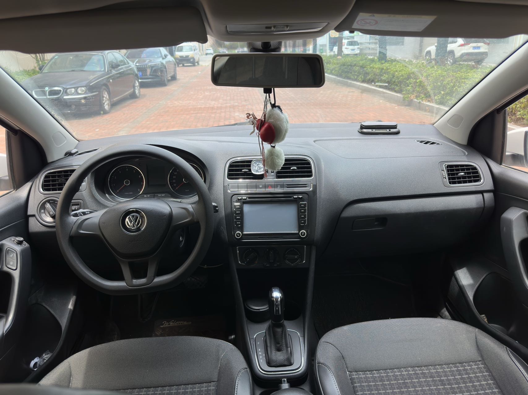 Volkswagen Polo 2015 car image #9
