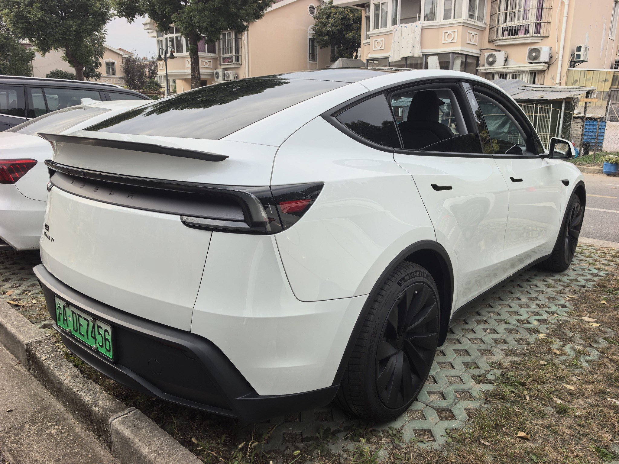 Tesla Model Y 2025 #8 Tesla Model Y 2025 car image #8