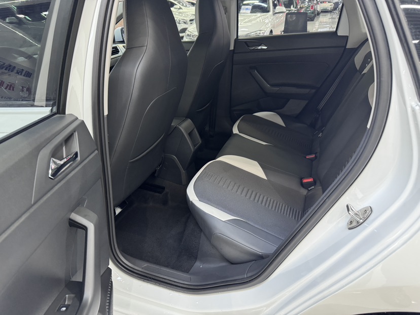 Volkswagen Polo 2023 car image #4