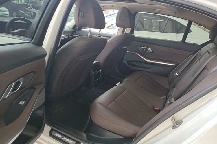 BMW 3 Series 2024 صورة سيارة #17