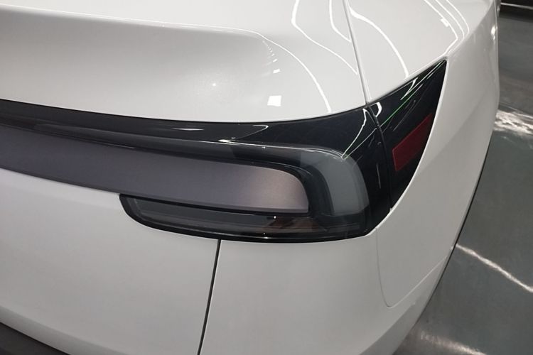Tesla Model Y 2025 #8 Tesla Model Y 2025 car image #8