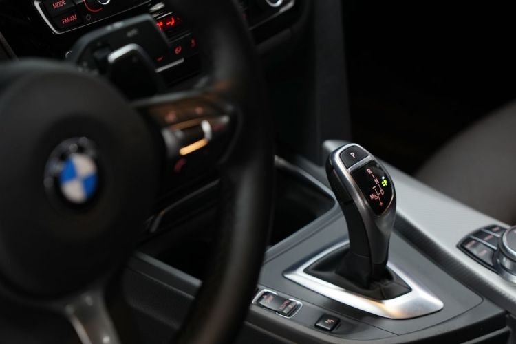 BMW 3 Series 2018 car image #11