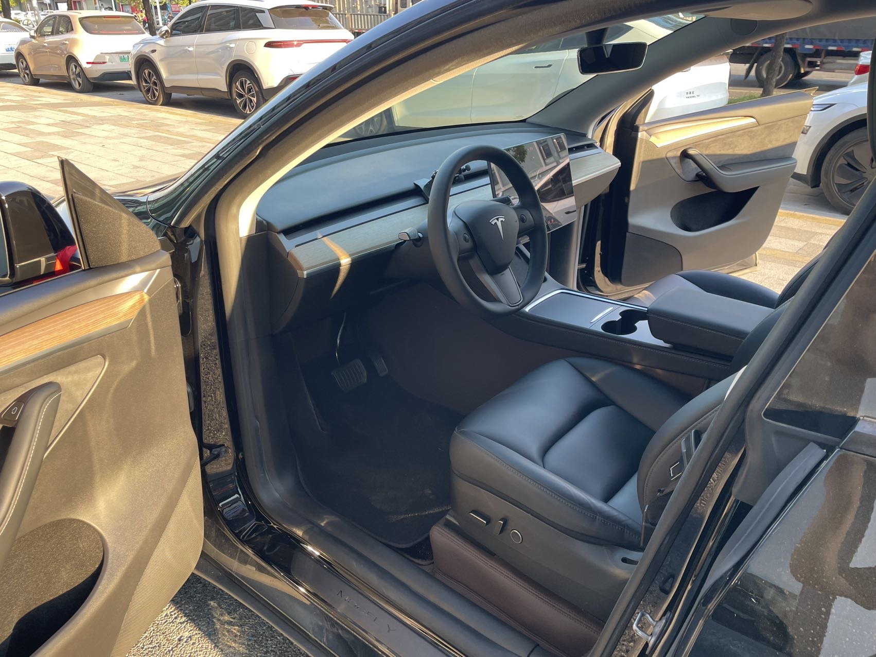 Tesla Model Y 2023 car image #3