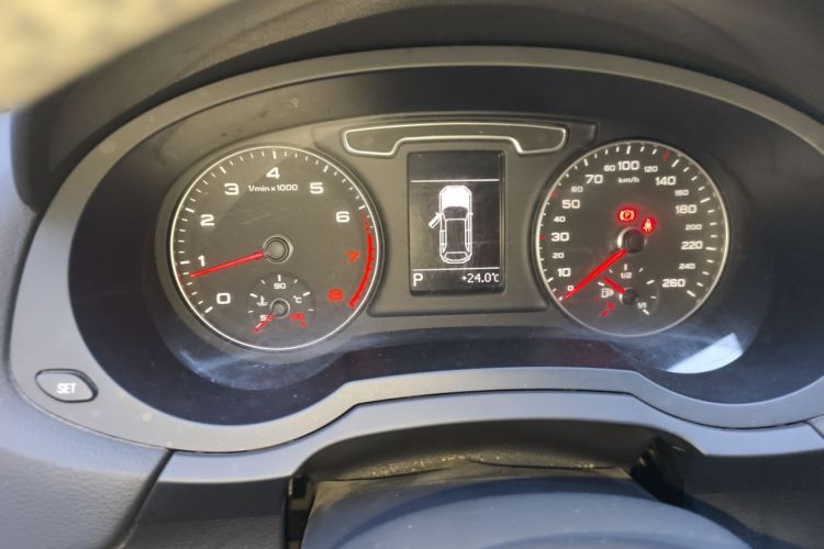 Audi Q3 2014 car image #12