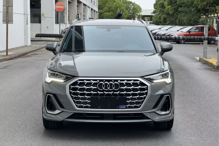 Audi Q3 2024 car image #3