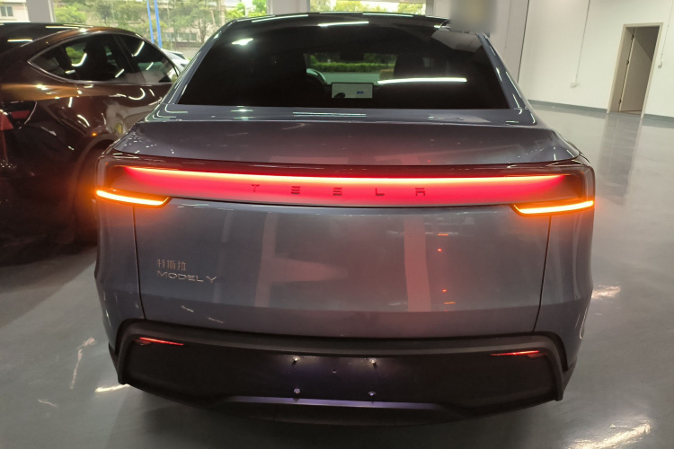 Tesla Model Y 2025 #6 Tesla Model Y 2025 car image #6