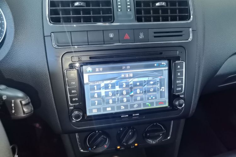 Volkswagen Polo 2015 car image #13