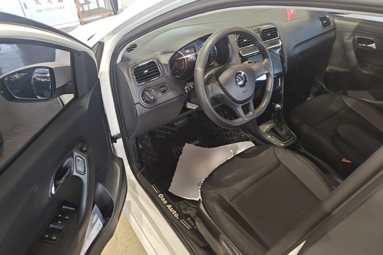 Volkswagen Polo 2015 car image #16