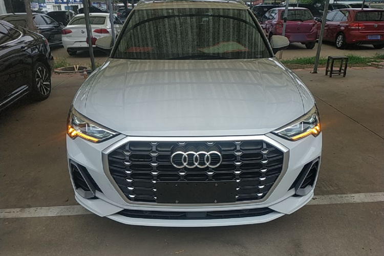 Audi Q3 2019 car image #3