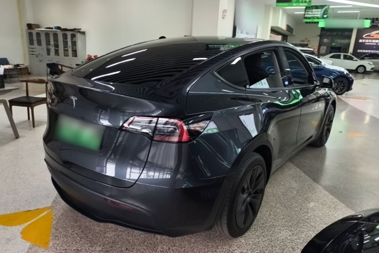 Tesla Model Y 2024 #7 Tesla Model Y 2024 car image #7