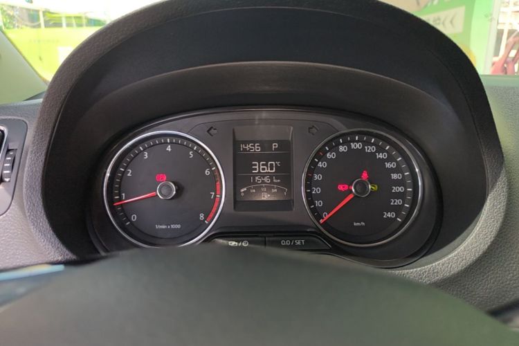Volkswagen Polo 2015 car image #12