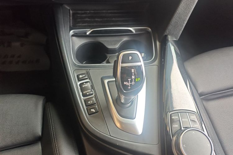 BMW 3 Series 2019 car image #14