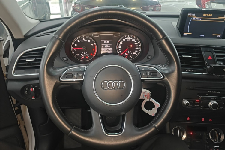 Audi Q3 2014 car image #11