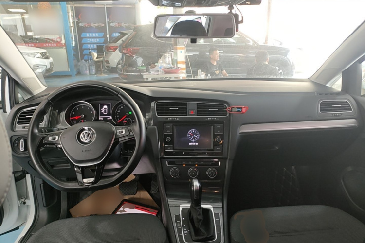 Volkswagen Golf 2018 car image #10