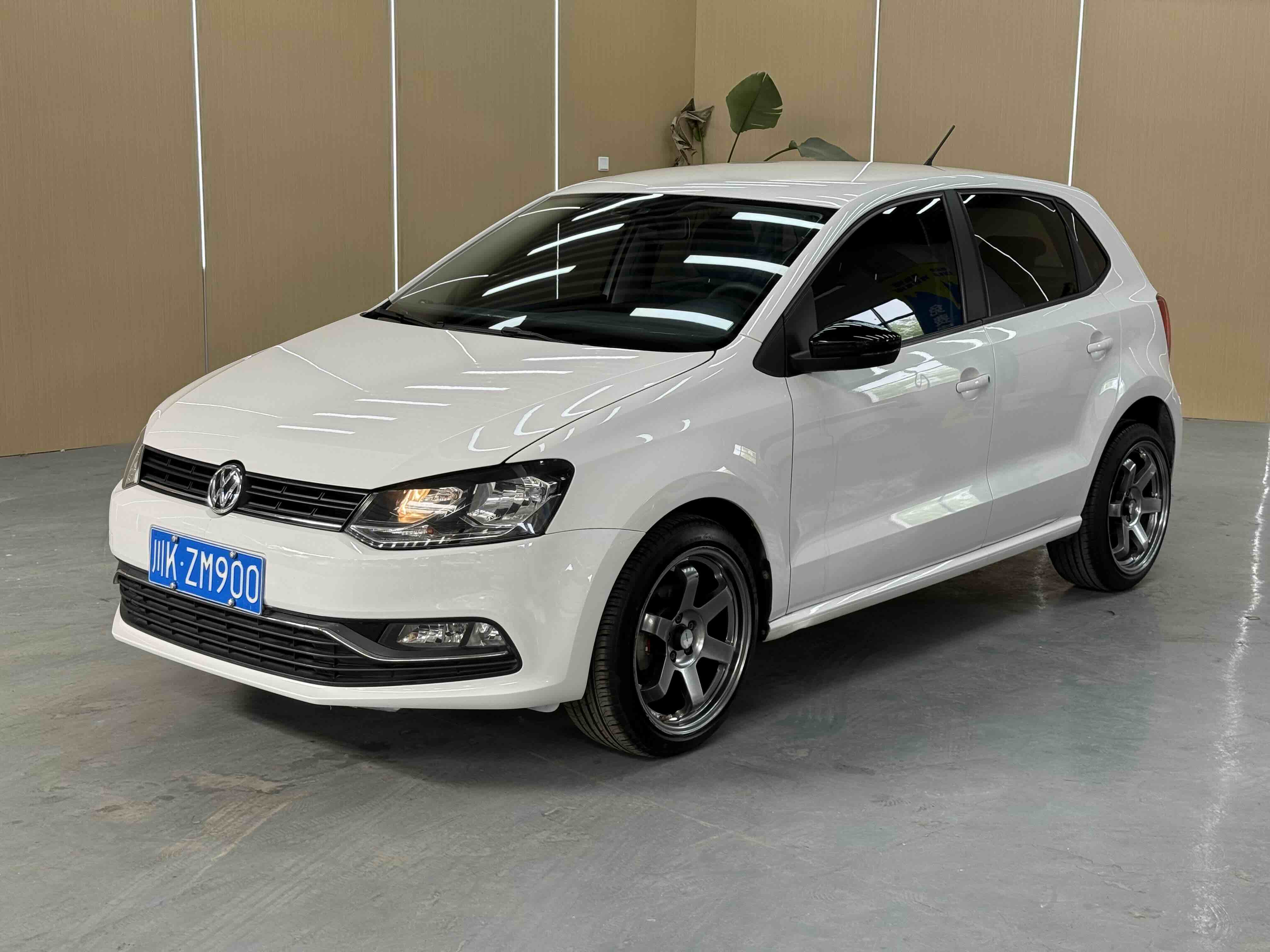 Volkswagen Polo 2015 car image 