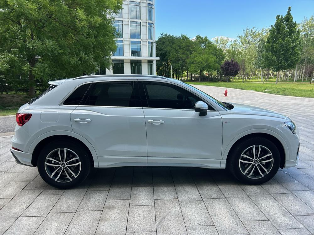 Audi Q3 2022 car image #5