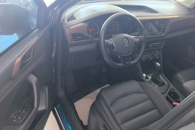 Volkswagen Tharu 2018 car image #16