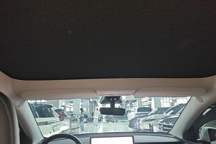 Tesla Model Y 2023 car image #18