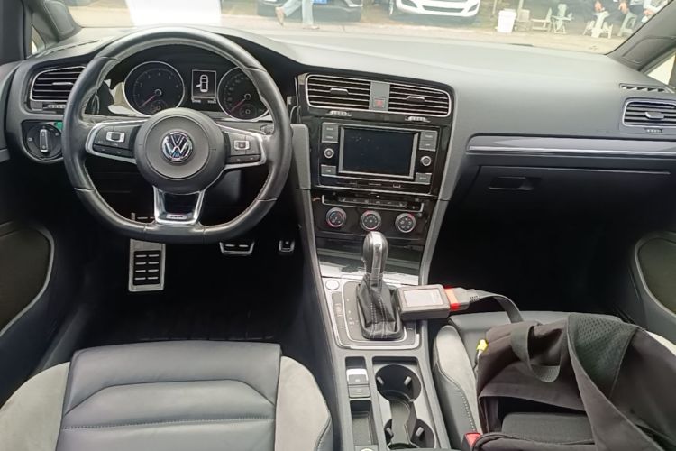 Volkswagen Golf 2018 car image #10