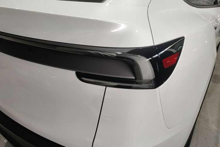 Tesla Model Y 2026 car image #8