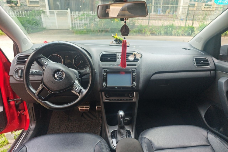 Volkswagen Polo 2015 car image #11