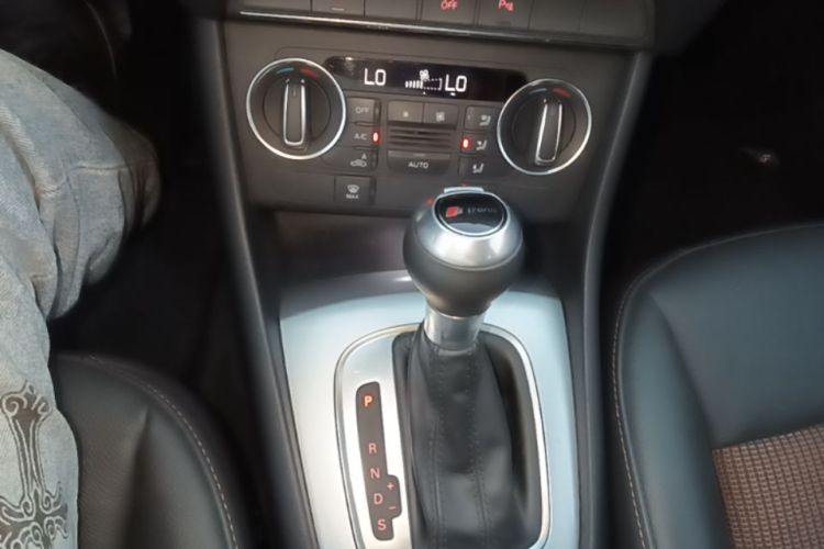 Audi Q3 2019 car image #18