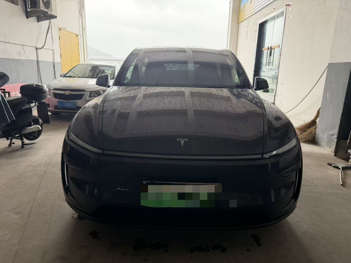 Tesla Model Y 2025 #2 Tesla Model Y 2025 car image #2