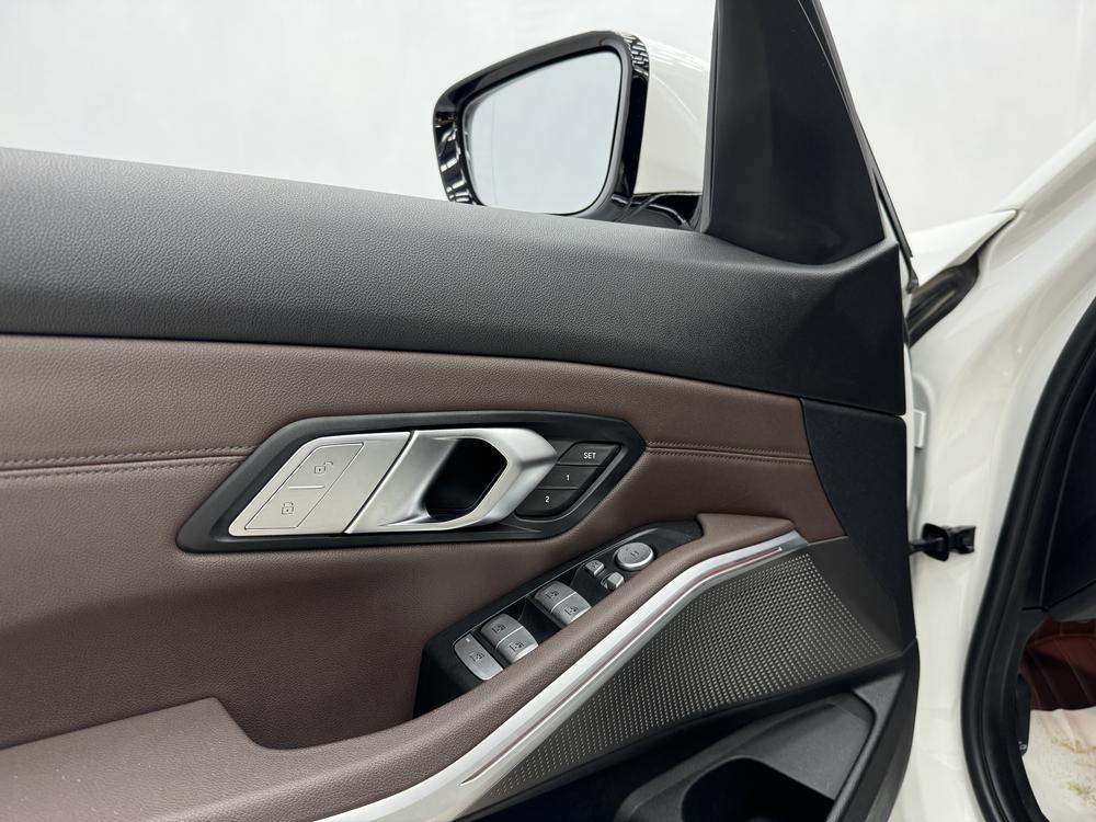 BMW 3 Series 2019 car image #15