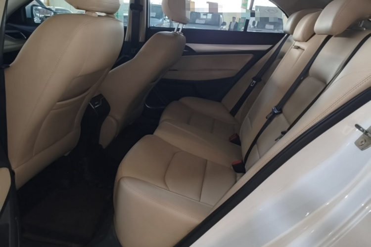 GEELY Emgrand 2018 car image #17