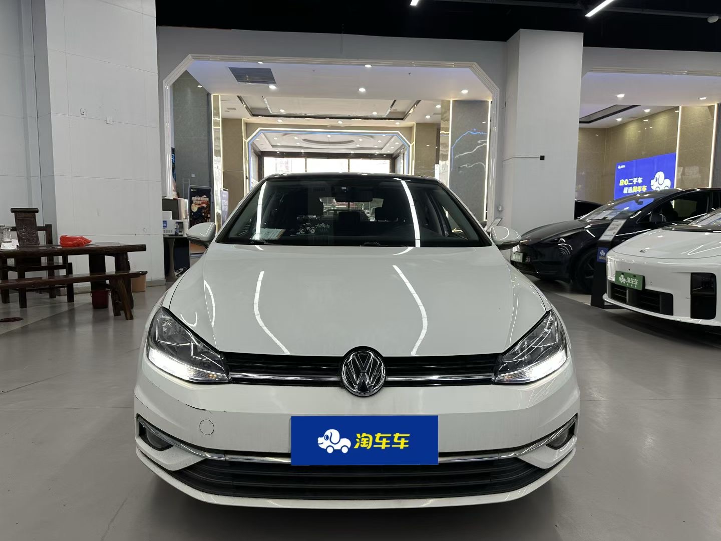 Volkswagen Golf 2019 car image #2