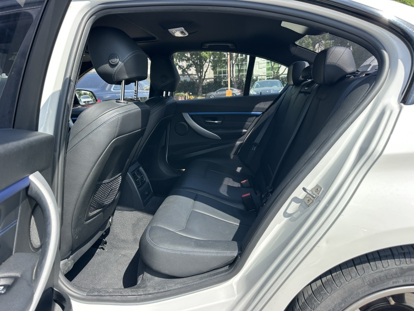 BMW 3 Series 2018 car image #6
